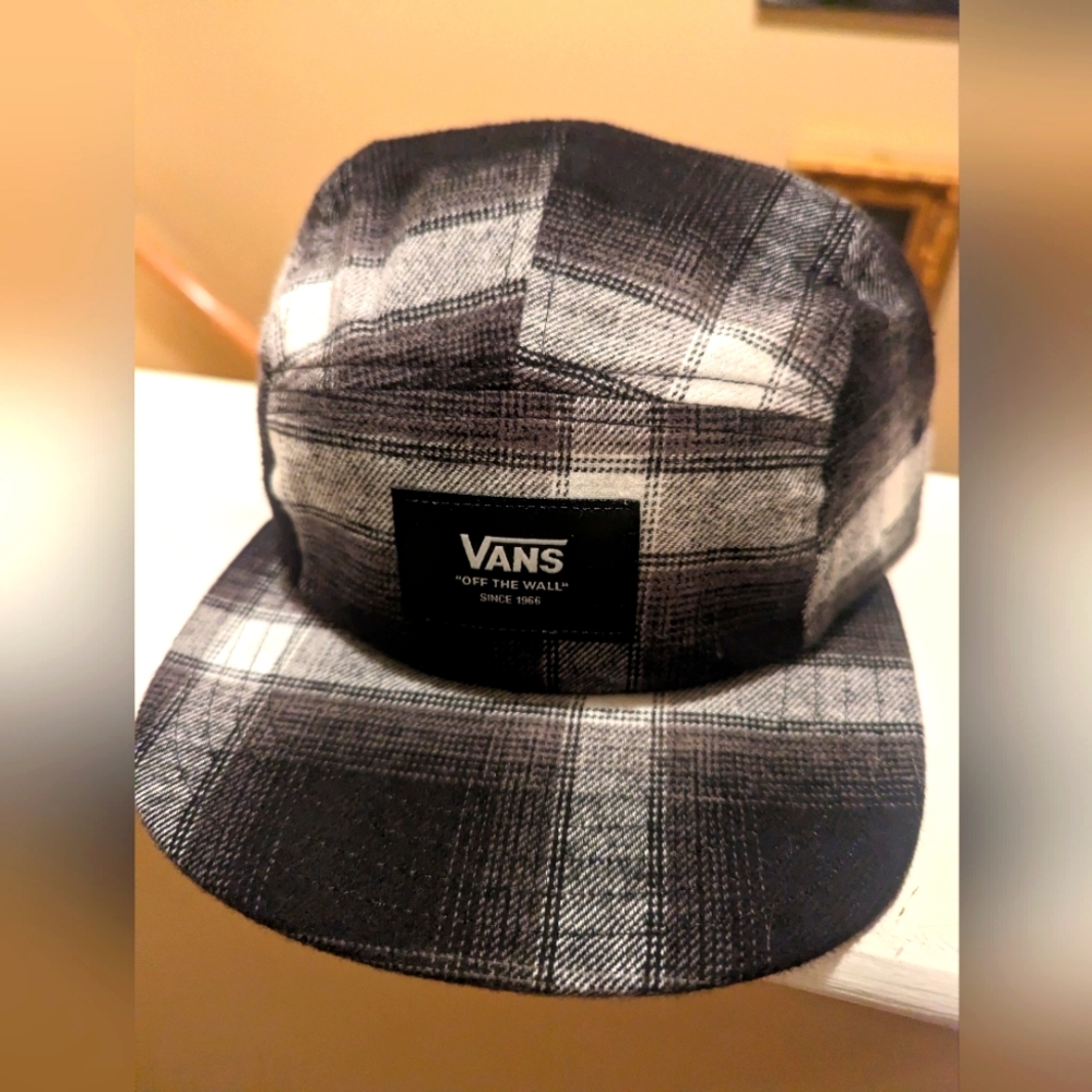 Flat brim black and white flannel OS vans hat, nwt